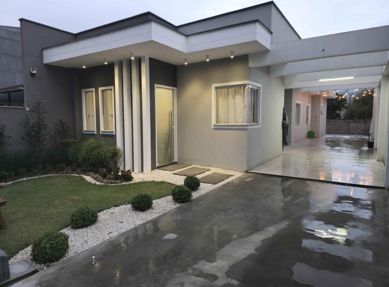 Imagens de casa que o Djonathan Frontorio Corretor de Imóveis vende em Indaial, Santa Catarina, Brasil